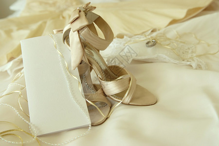 婚纱鞋子和空白邀请卡背景图片
