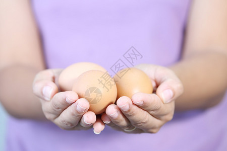 女人手拿着鸡蛋图片