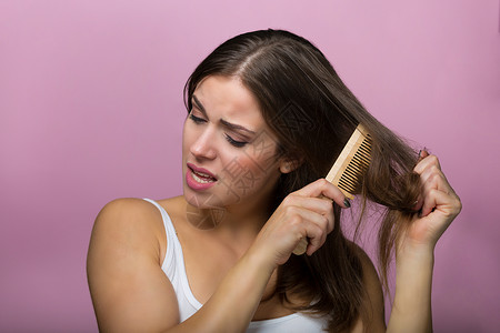 女人用木梳头图片