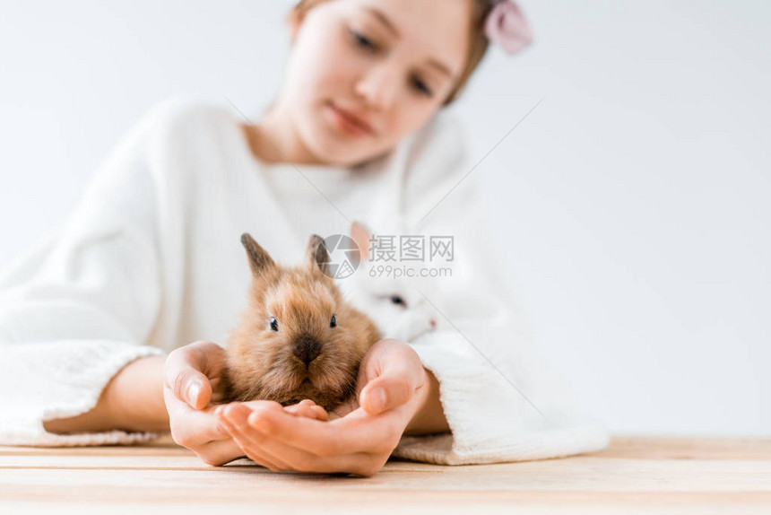 近视中女孩拿着白图片