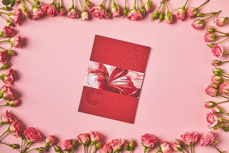 粉红色上方用美丽的粉红玫瑰和贺卡制图片