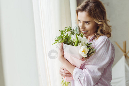 为国际妇女节配花束的美丽笑着美丽的女图片