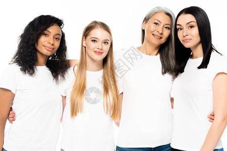 身穿白色T恤衫的幸福多文化妇女看着在白色上被图片