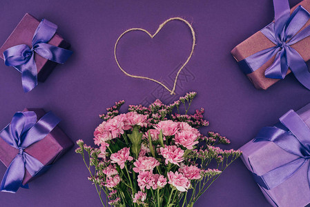 一束美丽的粉红色花朵心形绳子和紫罗图片