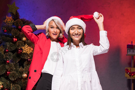 快乐的多元文化女商人在新年公司聚会图片