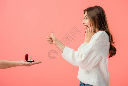 男人提出婚姻求婚的割裂观点以粉红上孤立的拇指图片