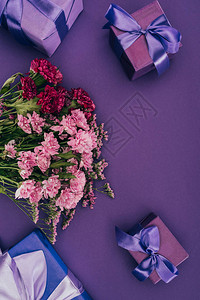 美丽的鲜花和礼物紫图片