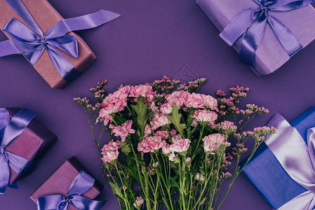 花朵和紫罗兰上的礼物盒图片