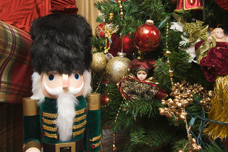 胡桃夹子和圣诞树周围的圣诞装饰品图片