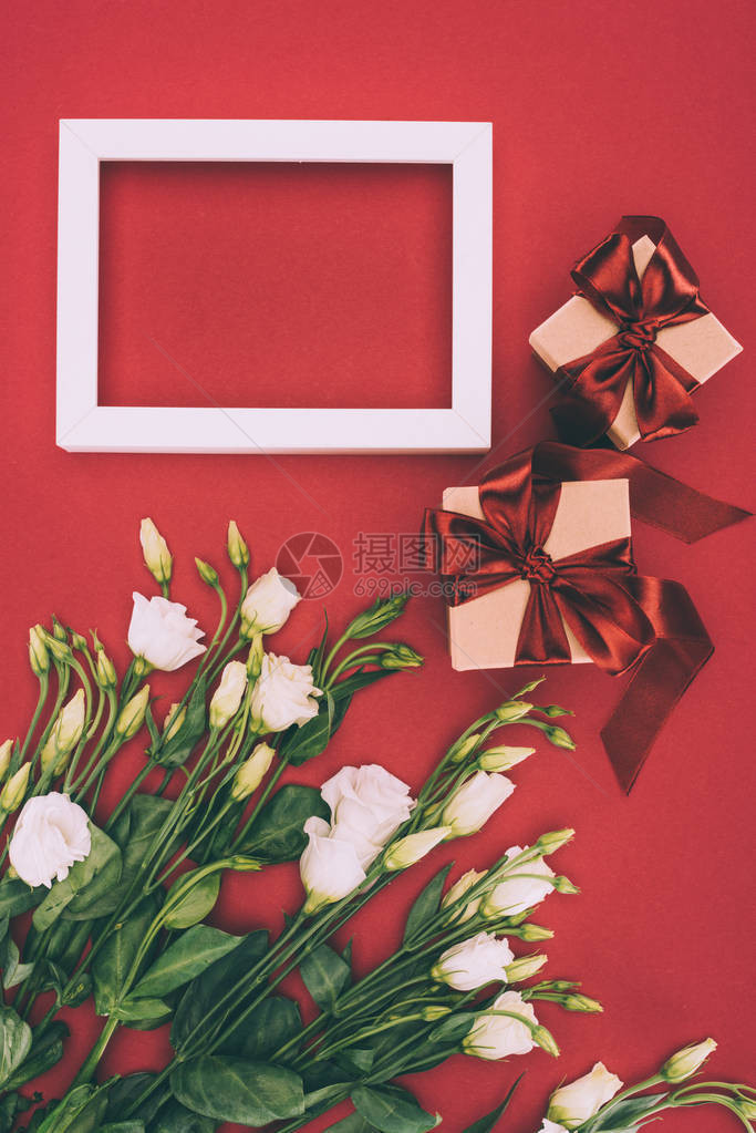 礼品盒空边框和红色上美丽的枯叶图片