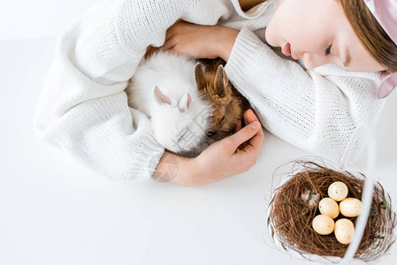 女孩在巢中拥抱兔子和篮子的短片图片
