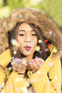 快乐年轻女子新年风格的特写肖像图片