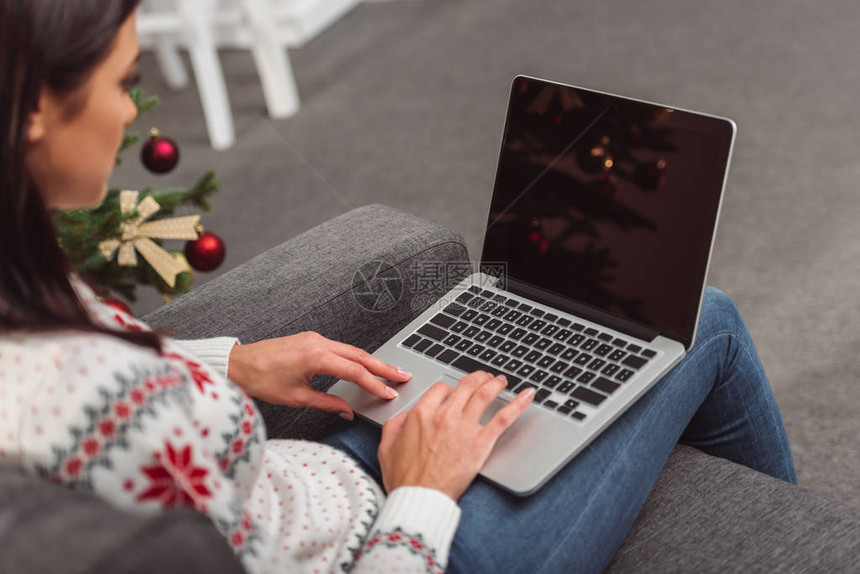 在圣诞节使用带空白屏幕的笔记本电脑拍摄年图片