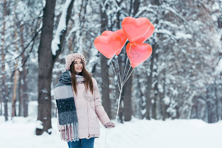 冬季公园中心形气球的美丽年图片