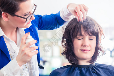 在理发店里给女人吹头发和图片