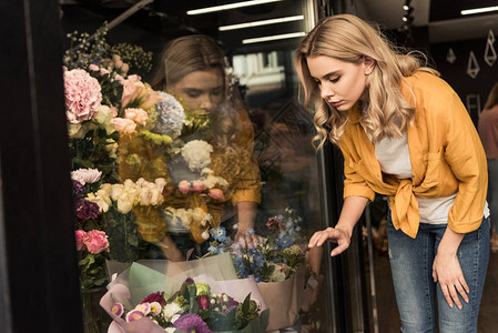 有吸引力的女孩在商店用鲜花图片