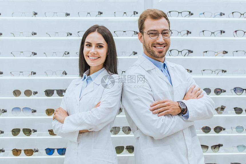 专业观光专家在眼科店戴眼镜的眼科店内图片