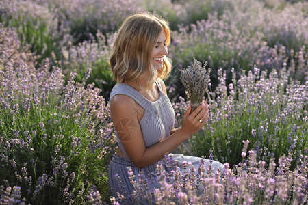 看着紫衣草花场的花朵笑着有魅力图片