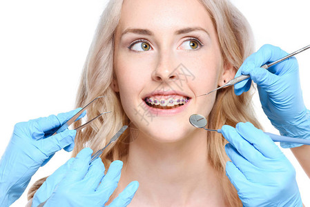 一个微笑的女人的肖像手拿着牙套手握着牙医工图片