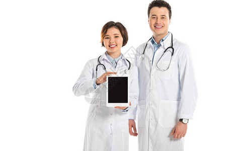 女和男医生展示带有空白屏幕的数字平板电脑图片