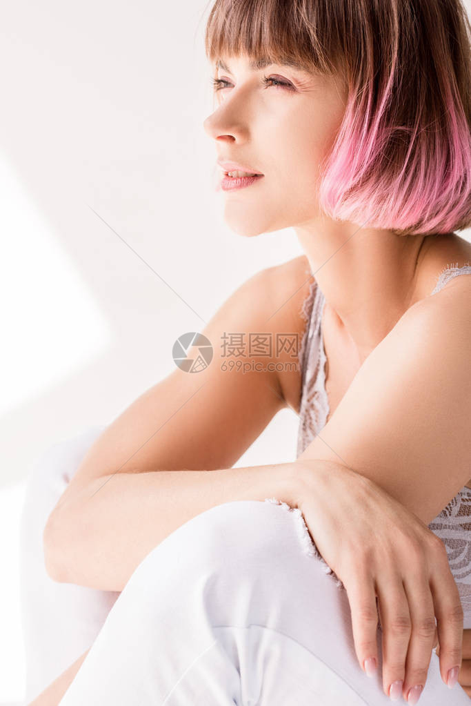 粉色头发坐在地板上瞪着眼睛看明图片