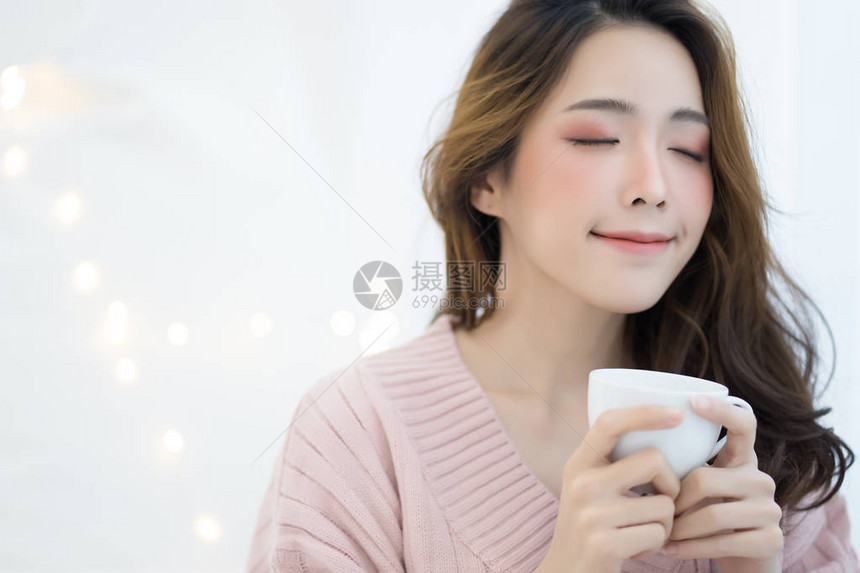 年轻亚洲美女的特写冬季肖像图片