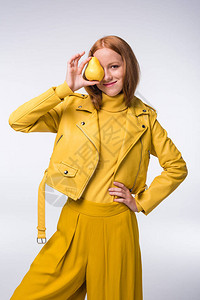 穿着黄皮夹克的有吸引力的红头发时装女孩图片