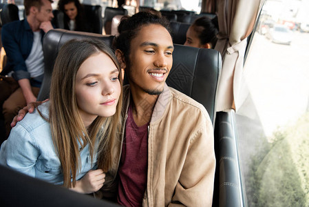 快乐的跨种族情侣在旅行公车旅图片