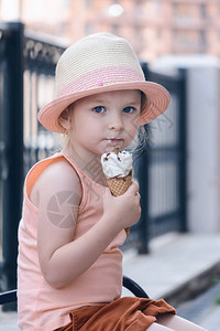 戴草帽的小女孩坐在长凳上孩子在吃冰淇淋图片