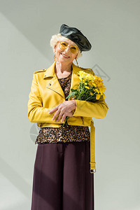 身穿黄色皮夹克束着黄色花朵的时尚高级女图片