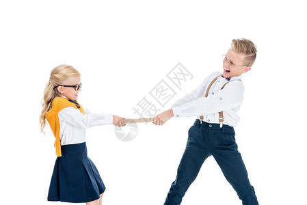 可爱的男孩与女孩为了书而争斗在白图片