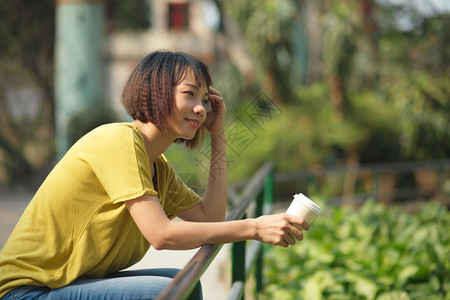 夏日清晨在公园喝咖啡的背景图片