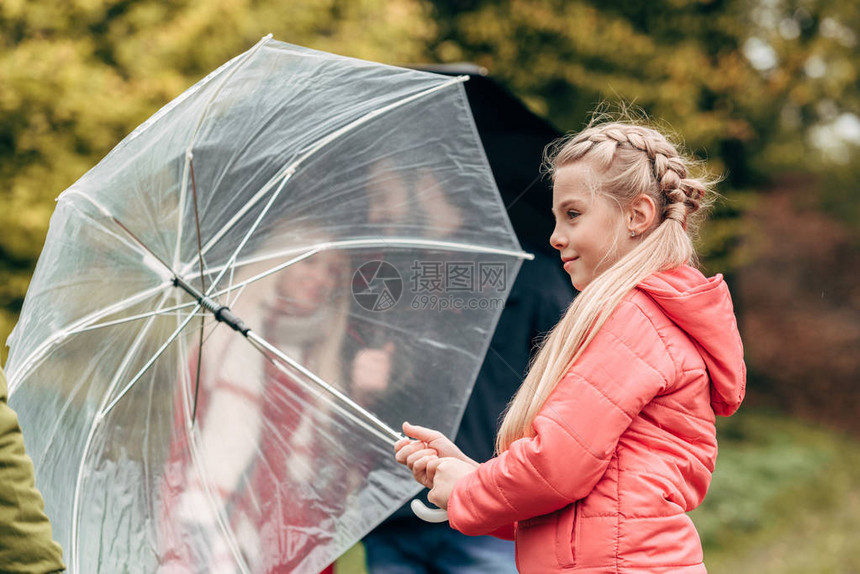 可爱的小女孩儿拿着伞子而图片