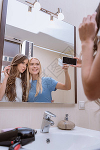 朋友们在浴室用智能手机自拍图片