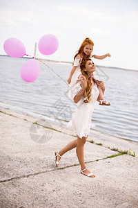 带着小女儿带着气球走在夸里岛时携带气球的图片
