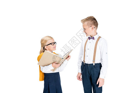 可爱的小女孩戴着眼镜看书看着被白图片