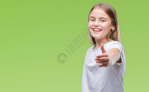 身处孤立背景的年轻美女微笑着亲切的握手作为问候和欢迎成功的业务在图片