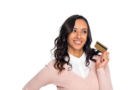 美丽的非洲裔美国女人拿着信用卡看着被白图片