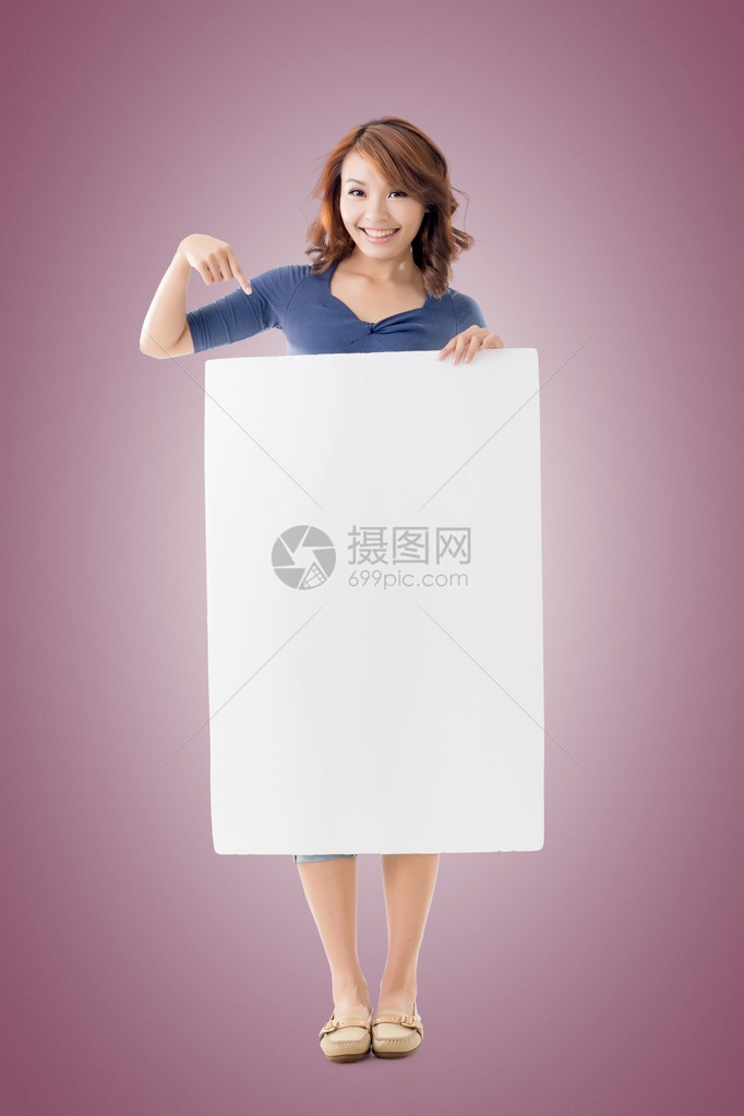 兴奋的亚洲女孩拿着一张空白板图片