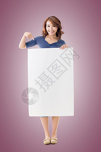 兴奋的亚洲女孩拿着一张空白板背景图片