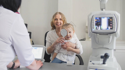 诊所检查幼儿视力的优视专家图片