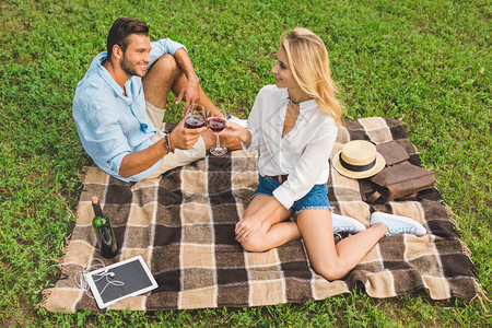 快乐的情侣在公园浪漫约背景图片