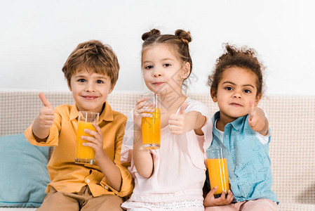 多种族可爱的孩子拿着果汁杯图片
