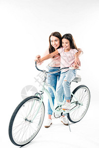 母亲教女儿骑自行车被白色隔离图片