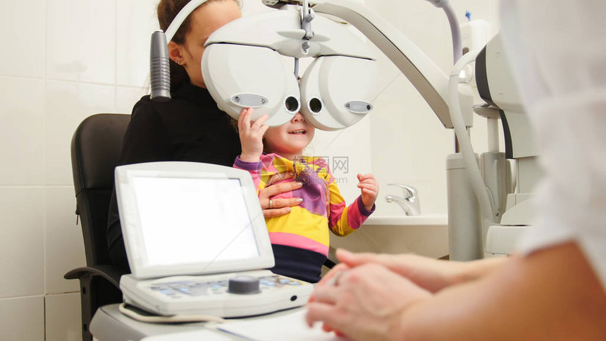 眼科高技诊所验光师检查小女孩视力儿图片
