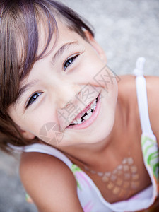 笑容灿烂乳牙缺失的小女孩图片