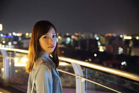 夜晚城市里的亚洲女孩图片