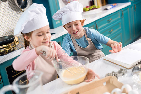 快乐的孩子在厨师的帽子图片