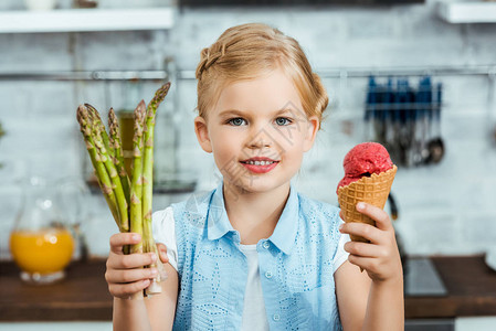可爱的快乐孩子拿着美味的冰淇淋甜点健康如帕拉瓜图片