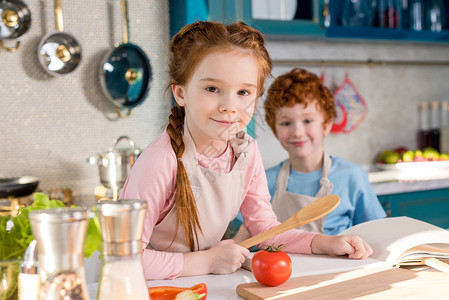 可爱的孩子们在厨房一起烹饪时在镜头中图片